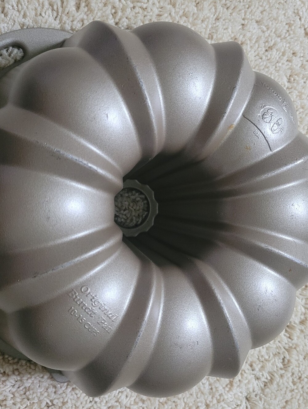 Nordic Ware 10-15 cups Bundt Cake Pan - Picture 2 of 11